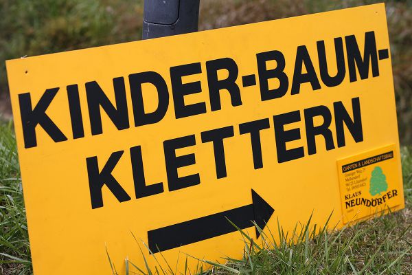 Gelbes Hinweisschild „Kinder-Baum-Klettern“ mit Pfeil nach rechts von Klaus Neundörfer Garten- und Landschaftsbau
