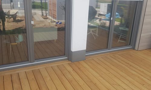 Moderne Holzterrasse am Haus im Garten- und Landschaftsbau