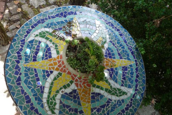 Detail einer kreativen Gartengestaltung mit Mosaiktisch von Galabau Neundörfer