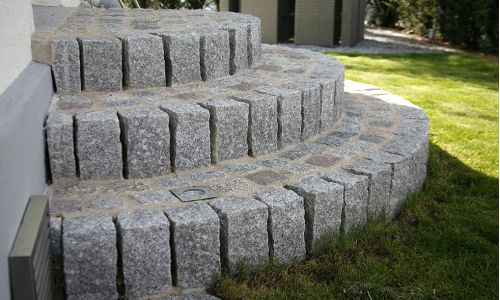 Naturstein-Treppe aus Granitpflaster im Eingangsbereich eines Gartens