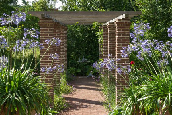 Professionell angelegte Pergola mit Staudenbeet im Garten- und Landschaftsbau