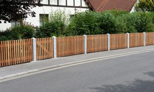 Holzlattenzaun mit Granitpfosten im Garten- und Landschaftsbau im Raum Bamberg