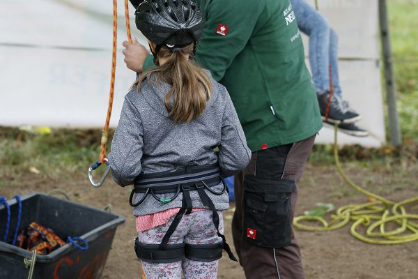 Einweisung für betreutes Kinder-Baumklettern bei einer Veranstaltung von Galabau Neundörfer